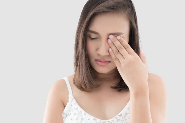 Ngứa mắt, chảy nước mắt là dấu hiệu đau mắt đỏ thời kỳ đầu