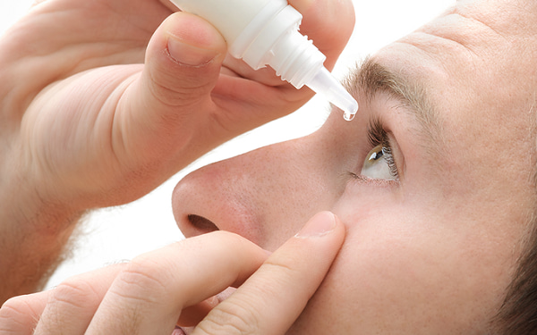 Khi bị đau mắt đỏ, bạn cần chú ý vệ sinh mắt hàng ngày bằng nước muối sinh lý Nacl 0,9%