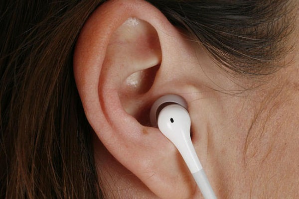 Hạn chế sử dụng tai nghe để tránh gây viêm tai