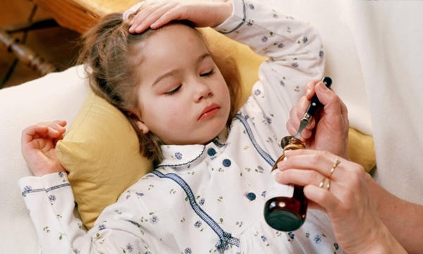 Điều trị bằng thuốc theo chỉ định của bác sĩ cho trẻ bị viêm tai giữa