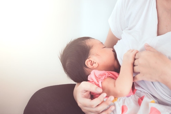 trẻ dưới 2 tuổi bị tiêu chảy cấp cần cho bé bú mẹ tích cực 