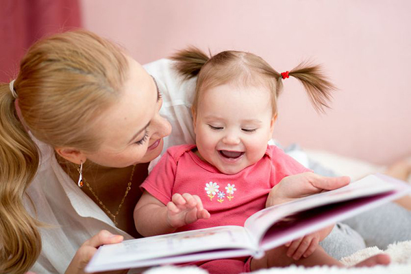 Đọc sách là một trong những cách dạy trẻ nhanh biết nói.