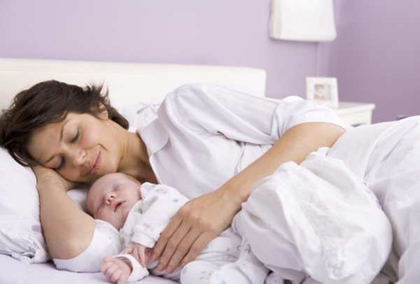 Một số trường hợp trẻ sơ sinh khóc đêm vì muốn được mẹ nằm bên cạnh vỗ về.