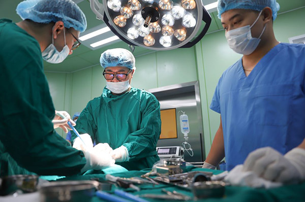 Đội ngũ chuyên gia Bệnh viện Đa khoa Phương Đông thực hiện cấy xương trồng trụ Implant