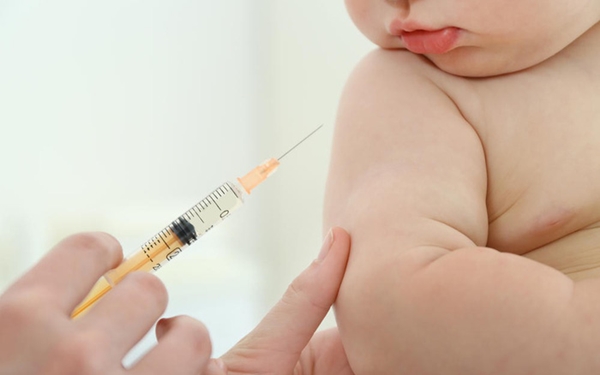 Trẻ sơ sinh, trẻ nhỏ là đối tượng cần được tiêm vắc xin bạch hầu