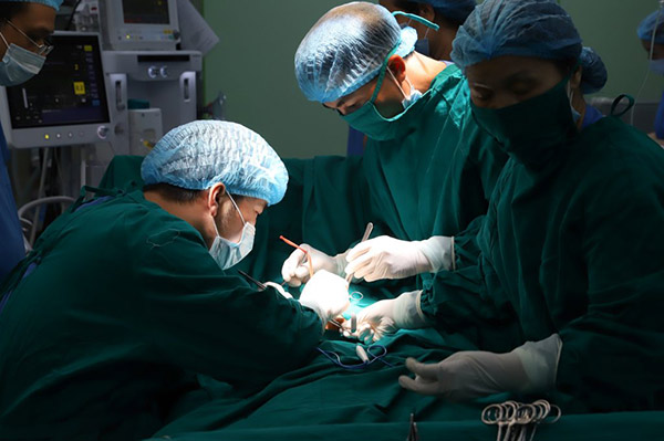 Ê- kíp Bác sỹ của Bệnh viện Phương Đông đang thực hiện ca phẫu thuật nang nước thừng tinh
