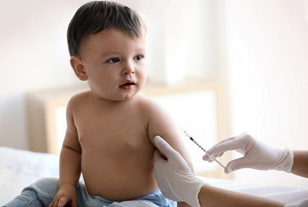 Nhiều phụ huynh có chung câu hỏi về giá vắc xin viêm não mô cầu là bao nhiêu. 