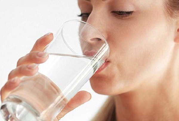 Uống đủ nước để giảm đau đầu 
