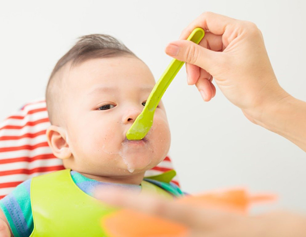 Khi trẻ 7 tháng tuổi ăn dặm, mẹ nên tuân thủ một số nguyên tắc để con có nề nếp ăn uống tự lập, khoa học.