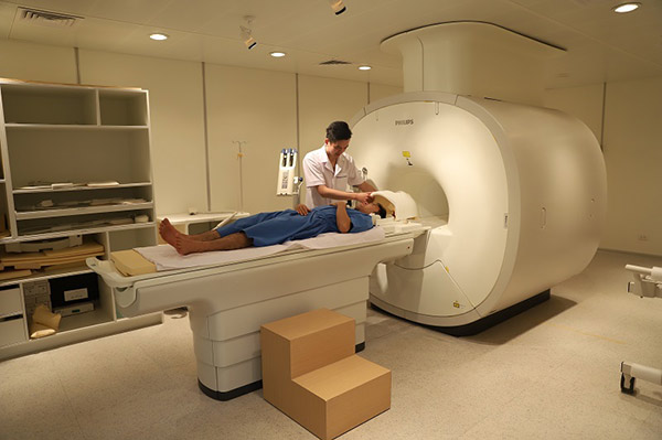 Chẩn đoán hình ảnh MRI ung thư tiền liệt tuyến là phương pháp tiên tiến và an toàn. Điều này giúp xác định rõ nguyên nhân của bệnh, giúp bắt đầu điều trị sớm và đảm bảo rằng bệnh nhân sẽ có nhiều cơ hội để phục hồi. Cùng tìm hiểu về phương pháp cực kỳ hữu ích này.