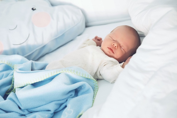 Giữ độ ẩm cơ thể cho bé là điều cần thiết khi cho trẻ sơ sinh nằm điều hòa