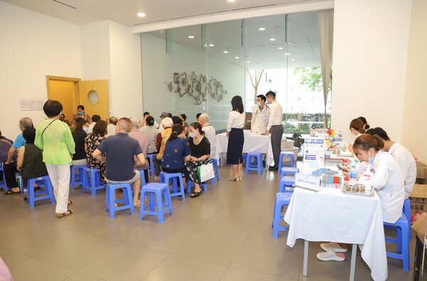 Rất đông khách hàng tham gia buổi khám miễn phí của Phương Đông