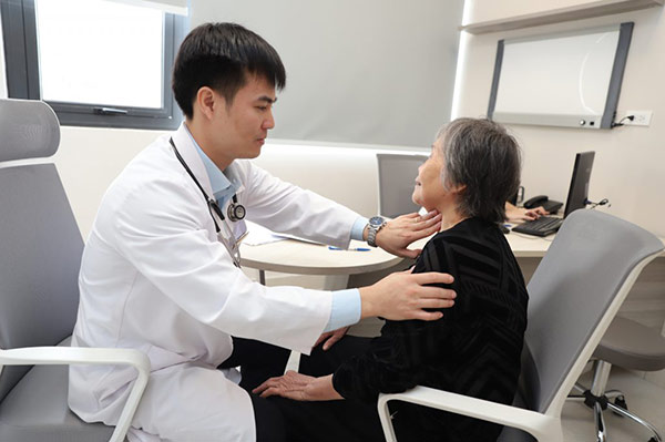 Hình ảnh Bác sĩ khám sức khỏe cho người cao tuổi tại Bệnh viện Đa khoa Phương Đông