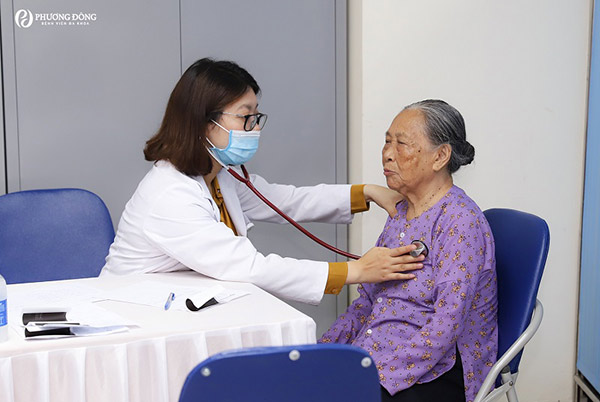 Bệnh viện tiếp đón và khám sức khoẻ cho người cao tuổi
