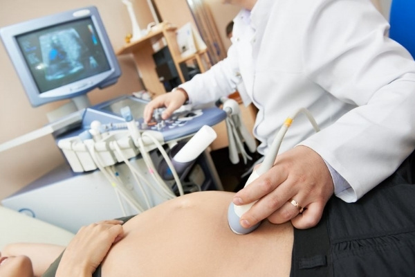 Khám thai và làm các xét nghiệm để theo dõi sự phát triển của thai nhi khi 18 tuần