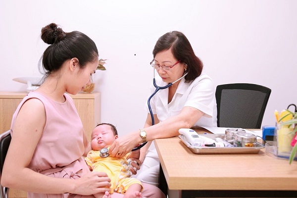 Bác sĩ kiểm tra sức khỏe cho bé trước khi tiêm