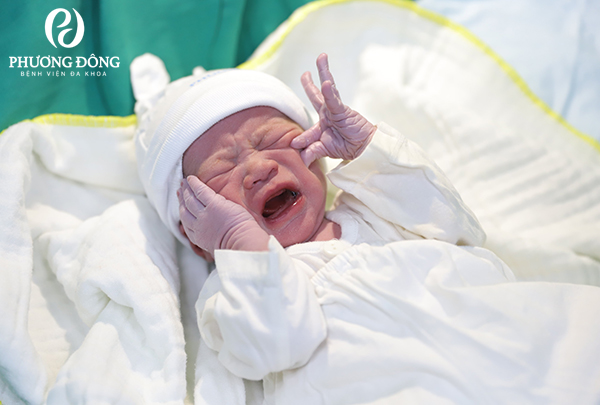 Khi mới chào đời, trẻ thở mạnh chủ yếu do cấu tạo đường thở.