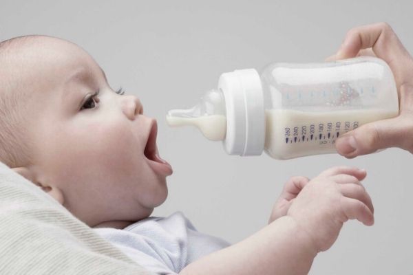 Thực hiện vỗ ợ hơi cho bé sau mỗi lần bú sữa