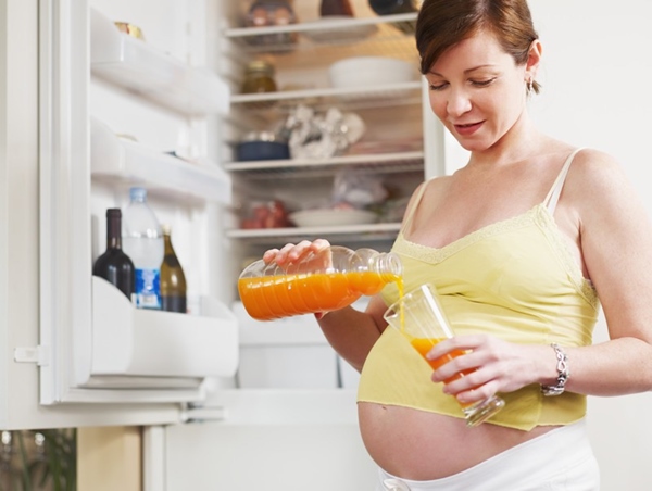 Mẹ bầu nên uống nước cam hoặc bổ sung vitamin C cùng các khoáng chất để tăng sức đề kháng đầy lùi nguy cơ mắc bệnh