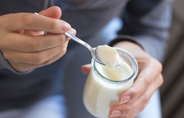 không nên cho trẻ ăn sữa chua quá nhiều bởi có thể gây tổn thương đường tiêu hóa của trẻ