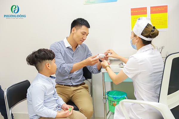 Diễn viên Mạnh Trường lựa chọn dịch vụ tiêm chủng cho con tại BVĐK Phương Đông