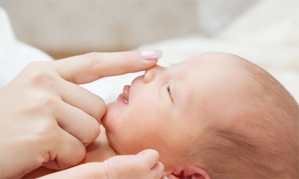 Massage mũi trị nghẹt mũi cho trẻ sơ sinh