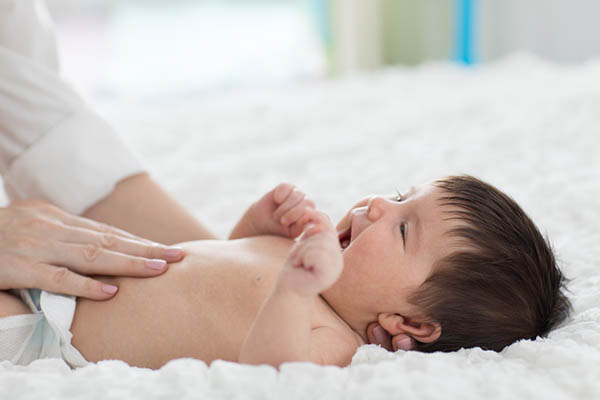 Massage giúp giảm đau bụng cho bé hiệu quả