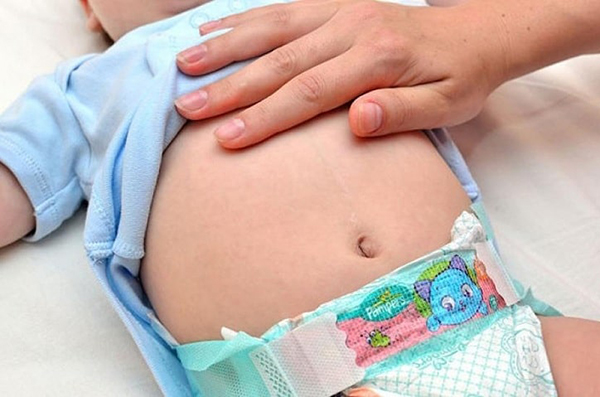 Mát xa bụng nhẹ nhàng có thể giảm bớt cơn đau bụng ở trẻ.