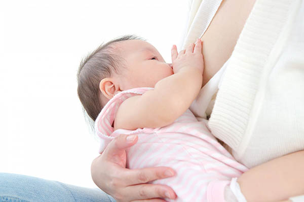 Sữa mẹ là nguồn dinh dưỡng tốt nhất cho trẻ trong 6 tháng đầu đời