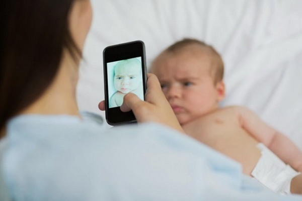 Khi ở cữ sau sinh mẹ nên hạn chế sử dụng các thiết bị điện tử