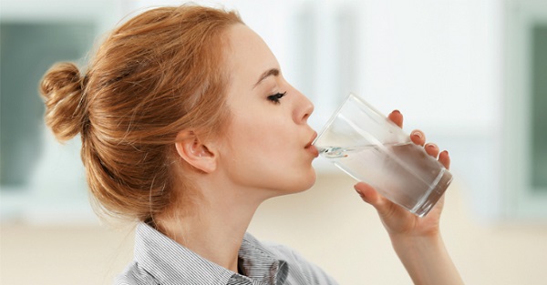Mẹo chữa tụt huyết áp bằng cách uống đủ nước