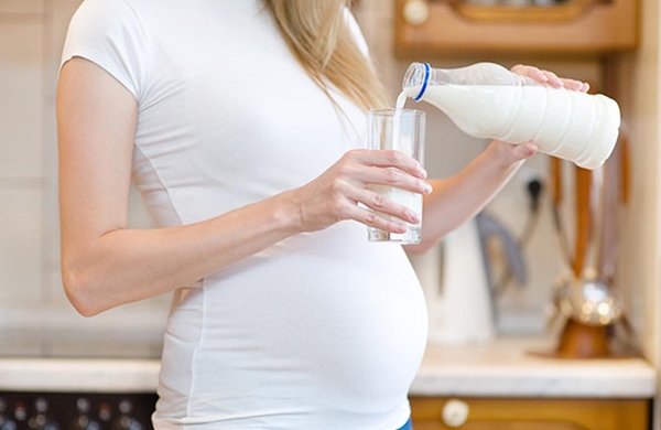 một cốc sữa ấm vào buổi tối giúp mẹ không bị đói bụng đồng thời cải thiện giấc ngủ