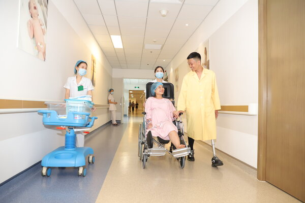 Mọi lo lắng được hóa giải khi vợ chồng Lệ Thu - Ngọc Bảo tìm được bệnh viện uy tín