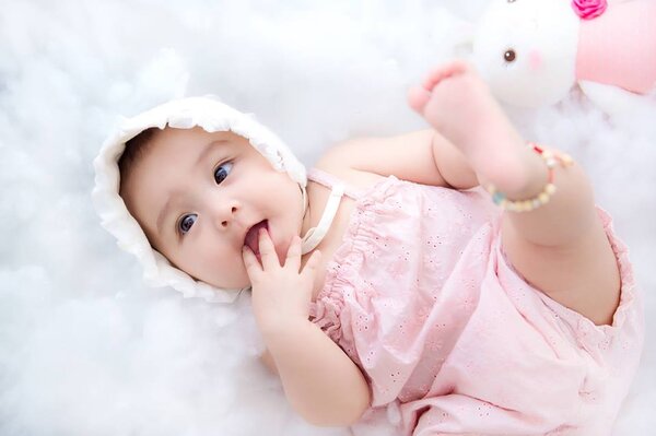 Quần áo thoáng mát, thấm hút giúp hạn chế mụn sữa ở trẻ sơ sinh