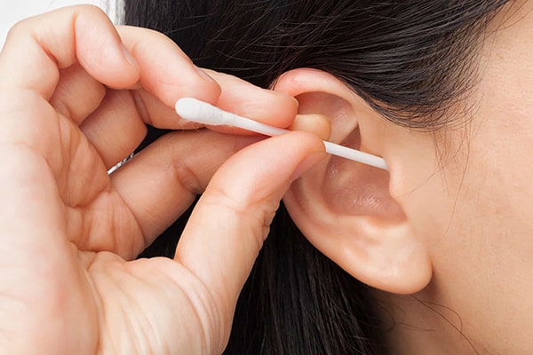 Ngoáy tai có thể vô tình đẩy chất bẩn vào sâu trong tai gây viêm nhiễm