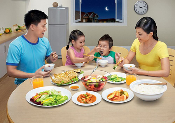 Ăn cùng gia đình và tự ăn là những thói quen tốt giúp phòng tránh tình trạng biếng ăn ở trẻ nhỏ.