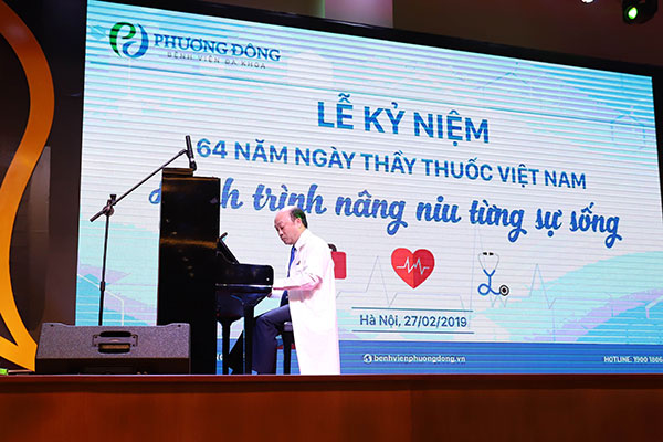 TTUT – BSCK II Nguyễn Đức Thuấn – Trưởng khoa Phụ Sản thể hiện tiết mục Piano 