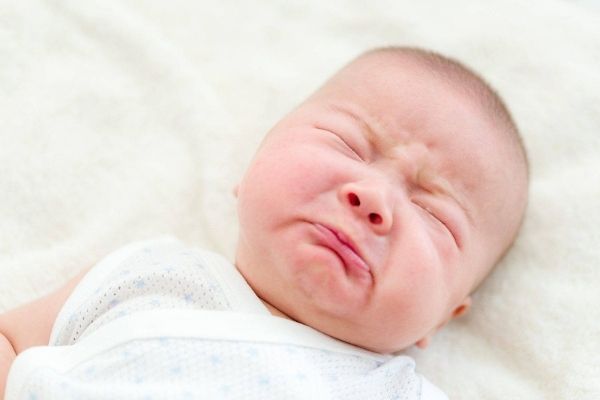 Trẻ sơ sinh có đờm ở cổ họng có thể do sự tấn công của virus
