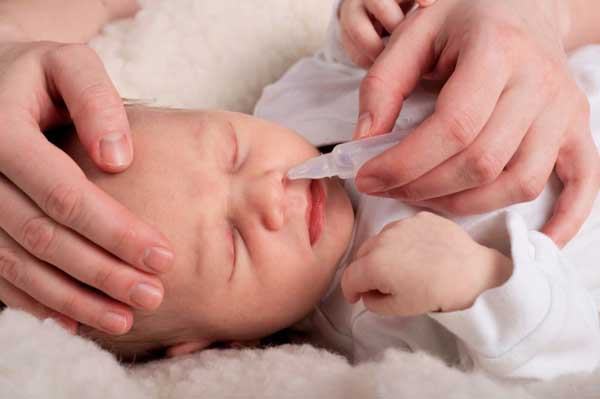 Khi nghi ngờ trẻ sơ sinh thở khò khè hãy nhỏ nước muối sinh lý vệ sinh mũi cho trẻ.
