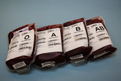 Tại sao người thuộc nhóm máu AB Rh+ có thể nhận máu từ tất cả các nhóm máu khác?
