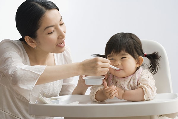 trẻ mấy tháng ăn được sữa chua? Trẻ từ 7-8 tháng tuổi có thể ăn được sữa chua