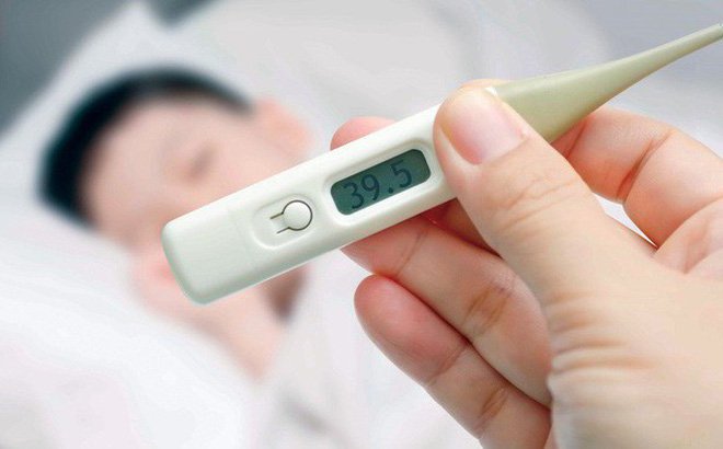 Cho trẻ bị ban và sởi uống thuốc hạ sốt khi sốt cao trên 38,5 độ C.