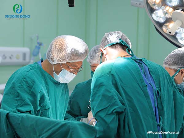 TTND.TS.BS Nguyễn Huy Bạo cùng ekip phẫu thuật đang tiến hành cắt bỏ khối u xơ tử cung cho bệnh nhân.