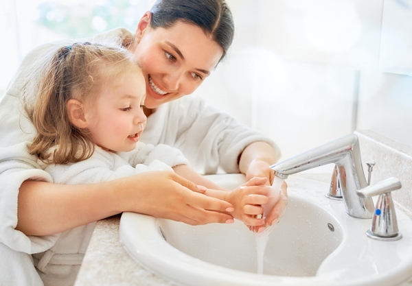 Tập cho trẻ thói quen rửa tay sau khi đi vệ sinh và sau khi từ ngoài về để ngừa nhiễm khuẩn