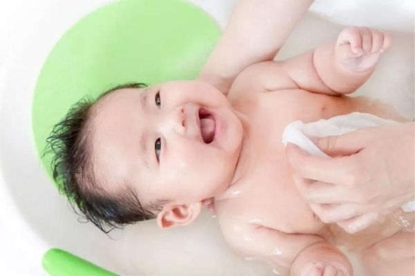 Khi tắm không nên để vùng rốn của trẻ sơ sinh bị ngâm nước