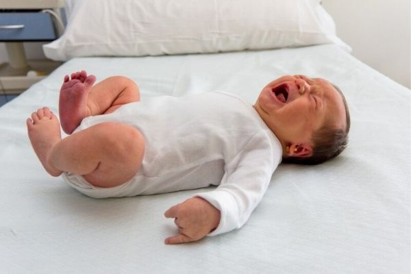 Trẻ sơ sinh bị chảy máu vùng rốn có thể quấy khóc và bỏ bú