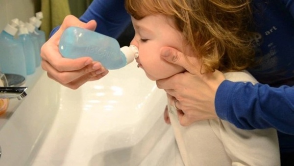 Rửa mũi cho trẻ cũng là cách hỗ trợ điều trị bệnh viêm tai giữa