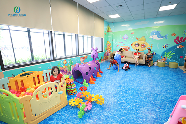 Khu vui chơi cho trẻ tại Trung tâm tiêm chủng bệnh viện Phương Đông luôn hấp dẫn mọi đứa trẻ..