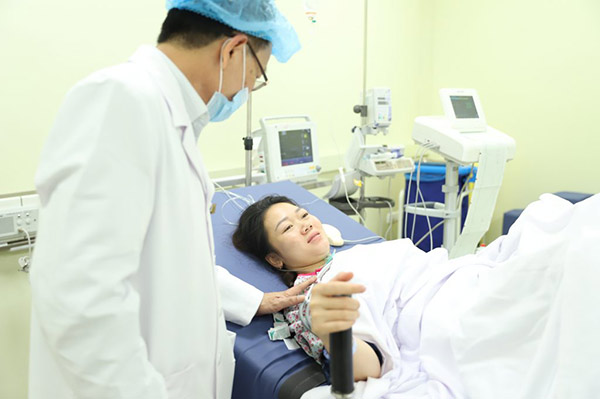 Sản phụ Nguyễn Thị Minh Hòa trong phòng sinh công chúa nhỏ - Bệnh viện Đa khoa Phương Đông