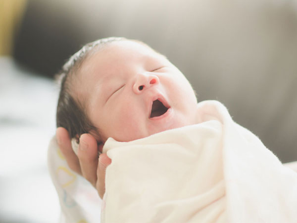 Sàng lọc sau sinh là chương trình thực hiện xét nghiệm thường quy cho các bé sơ sinh